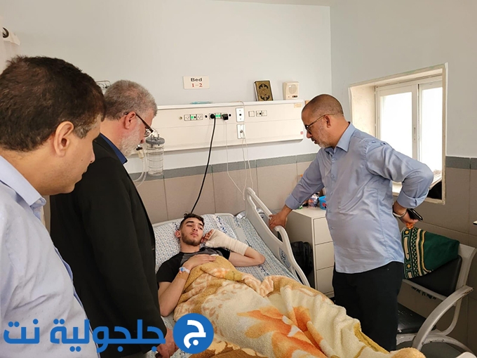 الشيخ صفوت فريج ووفد الحركة الإسلامية بزيارة لجرحى المسجد الأقصى في مستشفى المقاصد